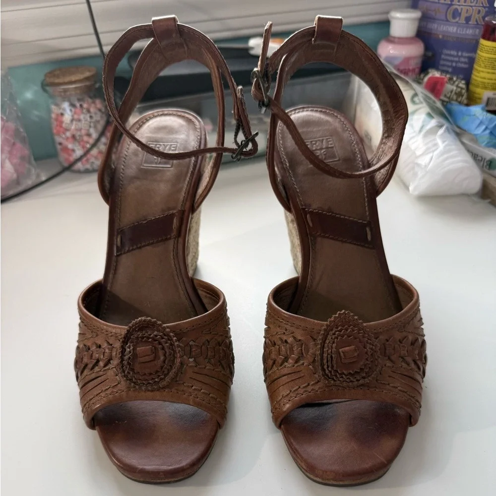 Frye Brown Leather Wedge Sandals Stacked Heel 3413854-BRN Size 7.5M‎
